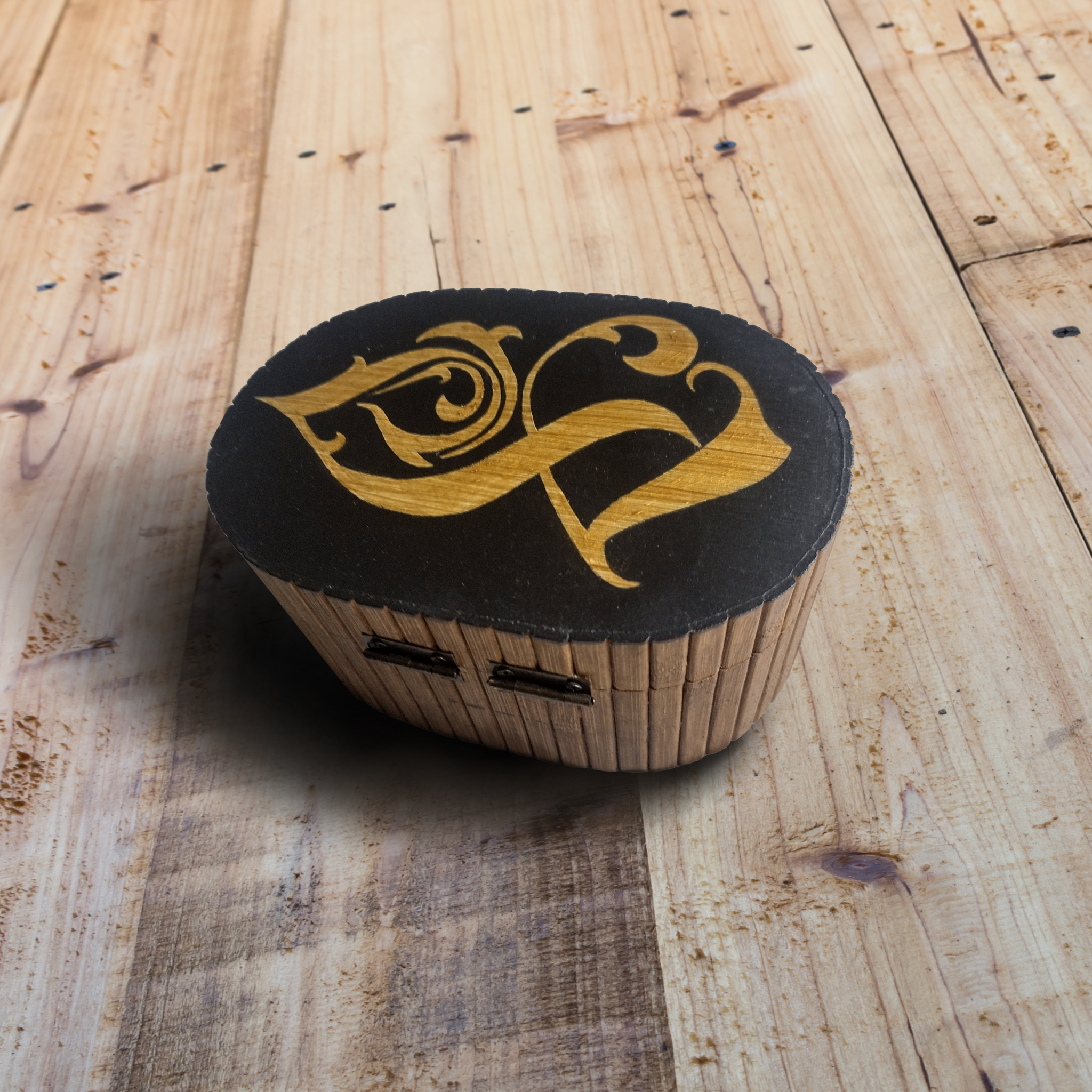 Peinture sur supports divers – boîte en bois avec lettre personnalisée peinte à la main, présentation sous un autre angle