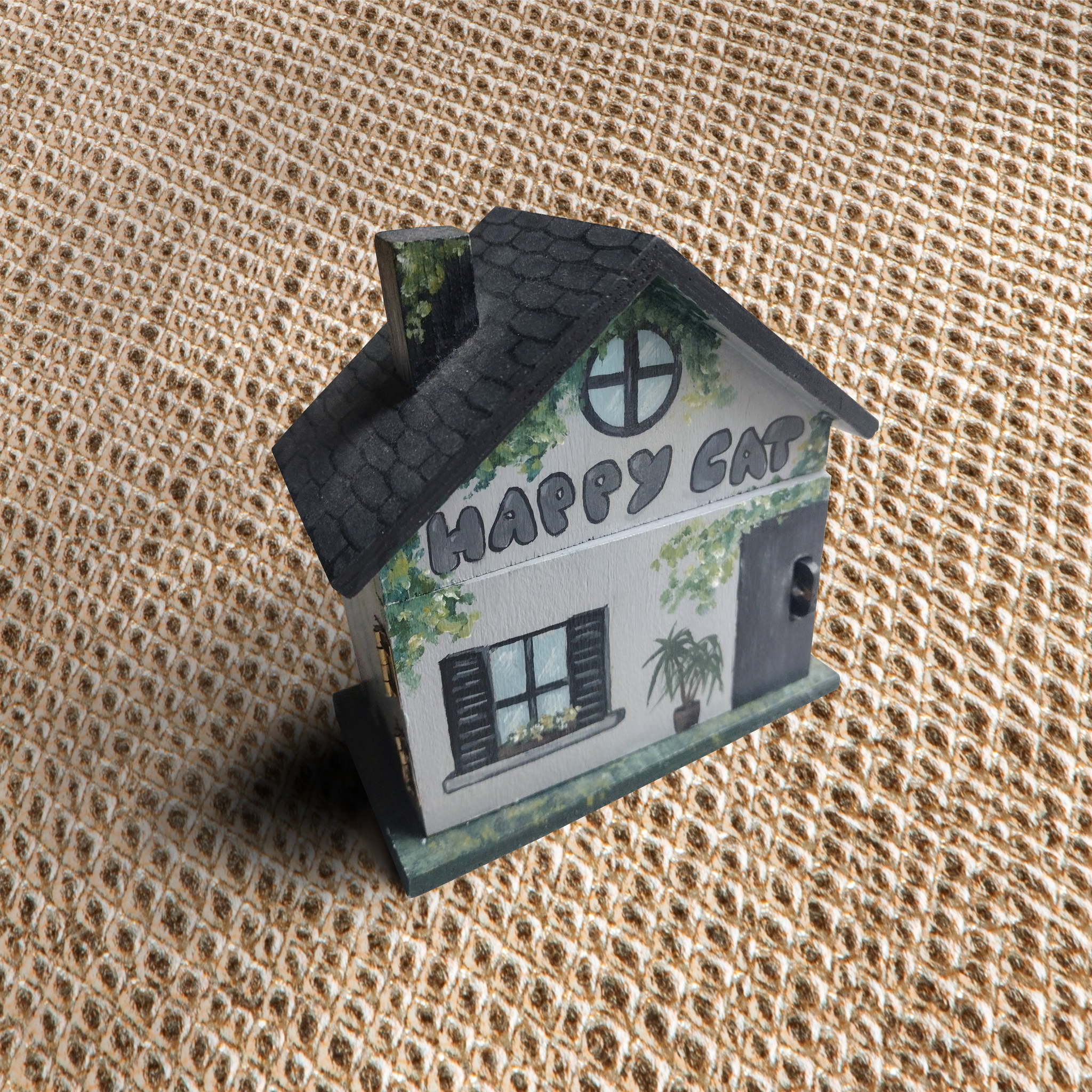 Peinture sur supports divers – détail de peinture personnalisée sur maison en bois tirelire pour enfants, création artisanale