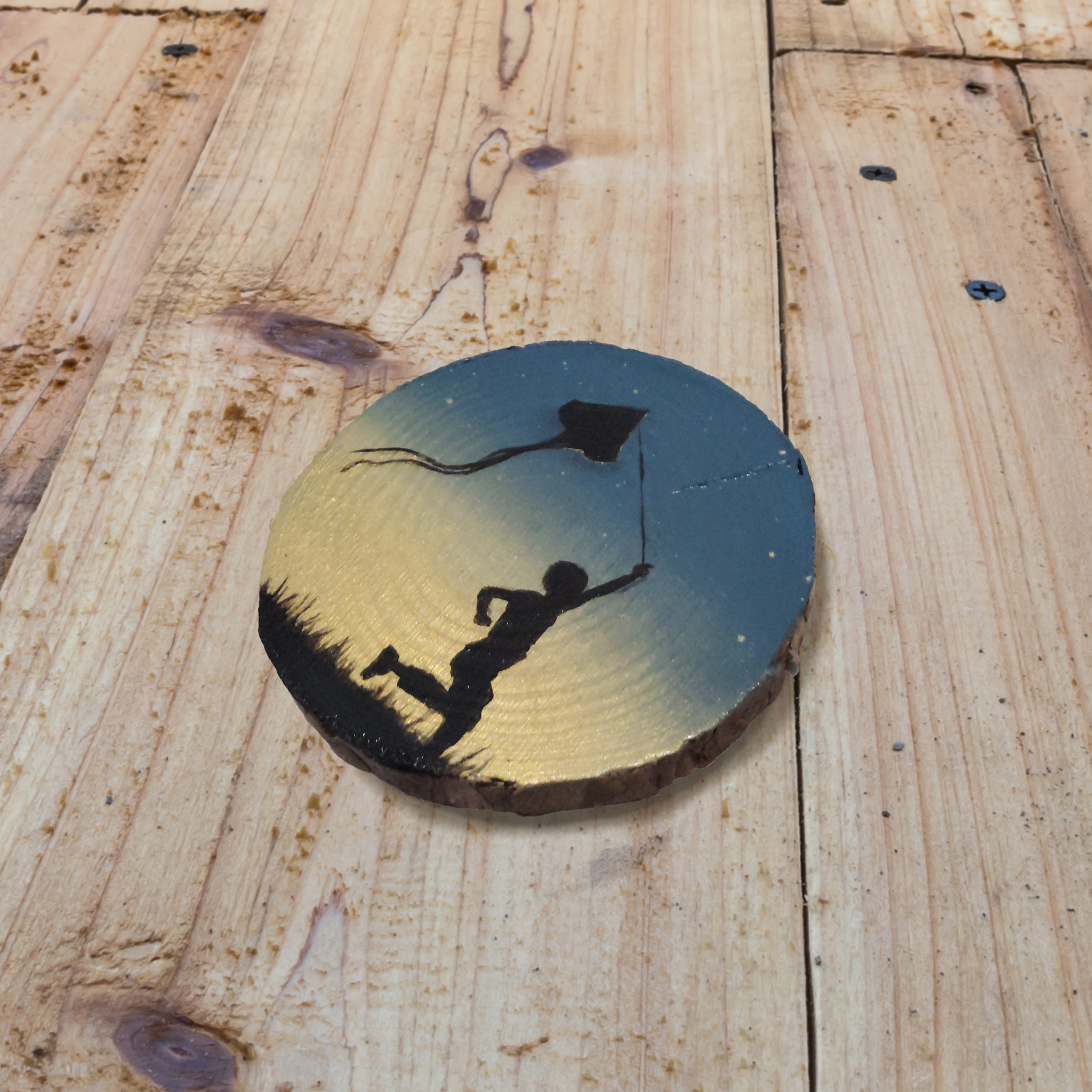 Peinture sur supports divers – Rondin de bois, décoration, petit garçon qui joue avec un cerf-volant, coucher de soleil