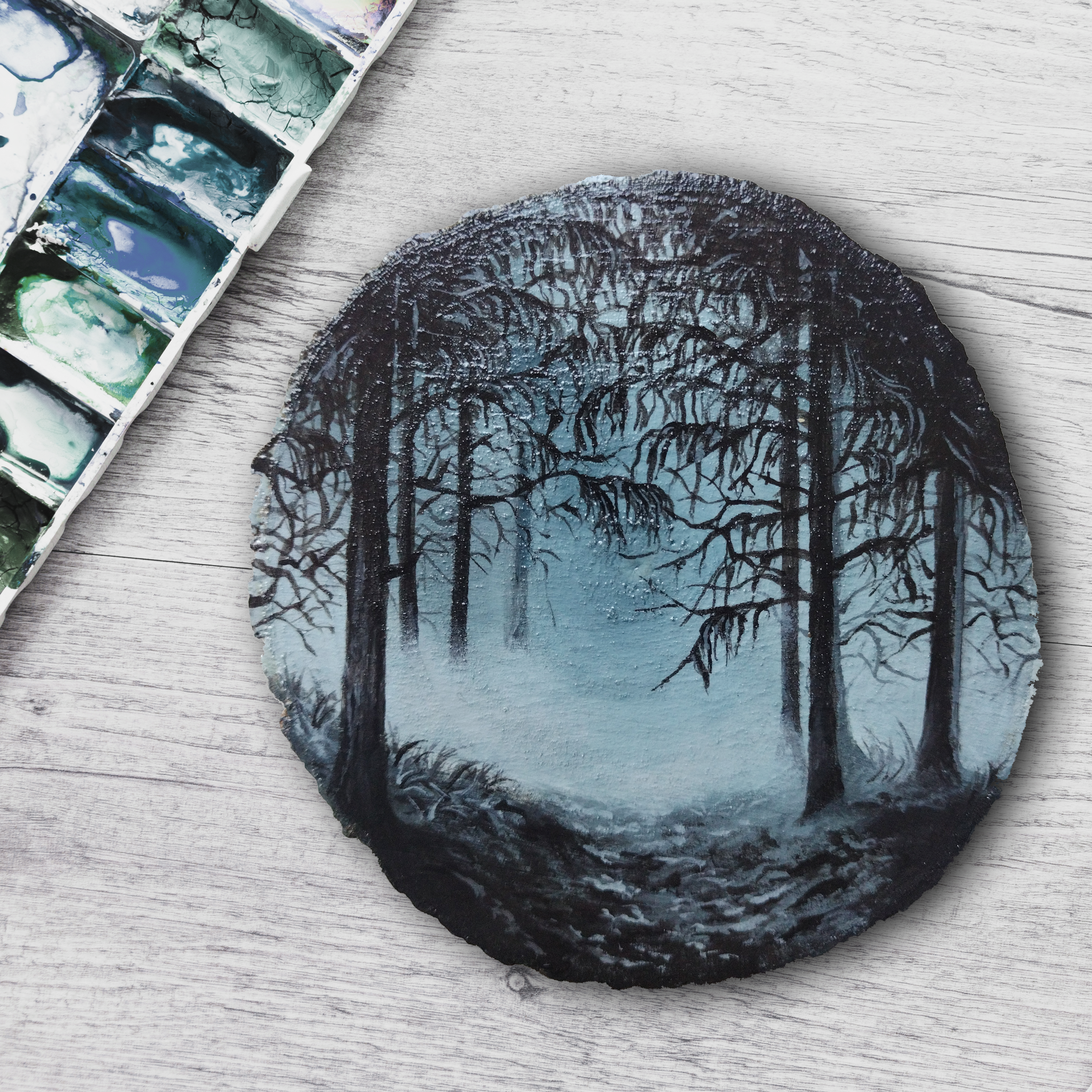 Rondin de bois peint à la main, peinture sur bois forêt brumeuse avec arbres paysage