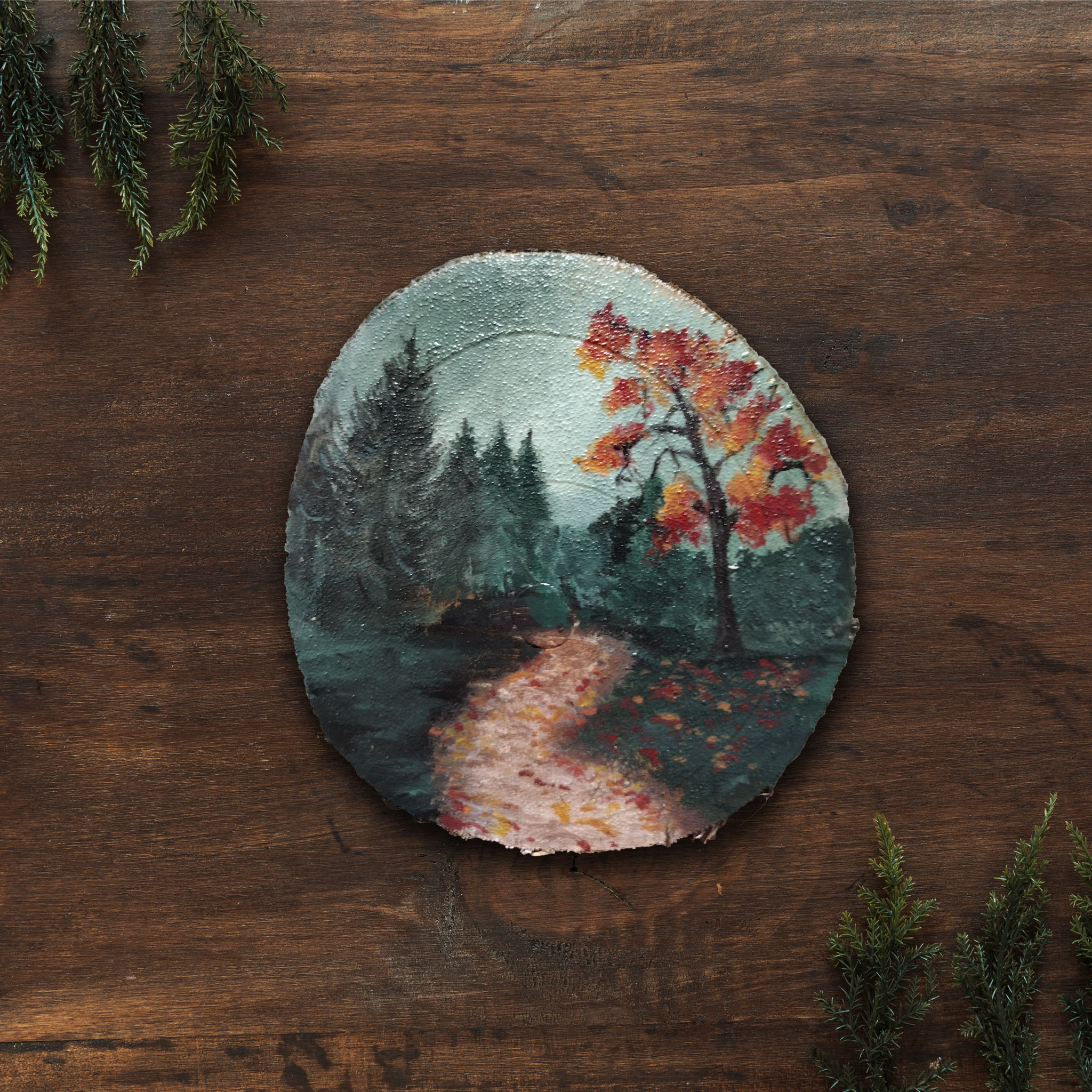 Rondin de bois peint à la main, peinture sur bois, chemin de terre forêt de sapins verts, début automne