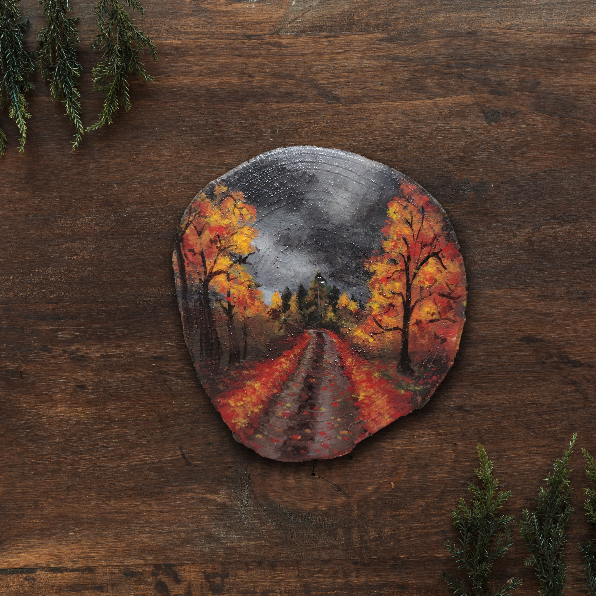 Rondin de bois peint à la main, peinture sur bois, automne, chemin de terre et forêt nature