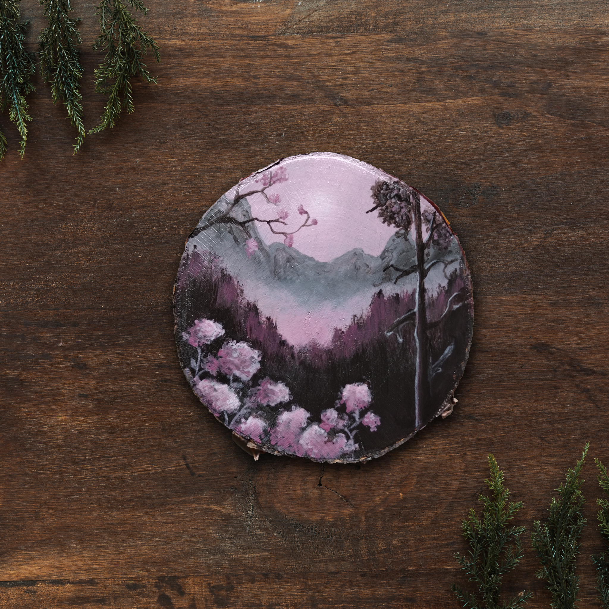 Rondin de bois peint à la main, peinture sur bois, coucher de soleil en tons de rose arbres et fleurs lilas, nature paysage