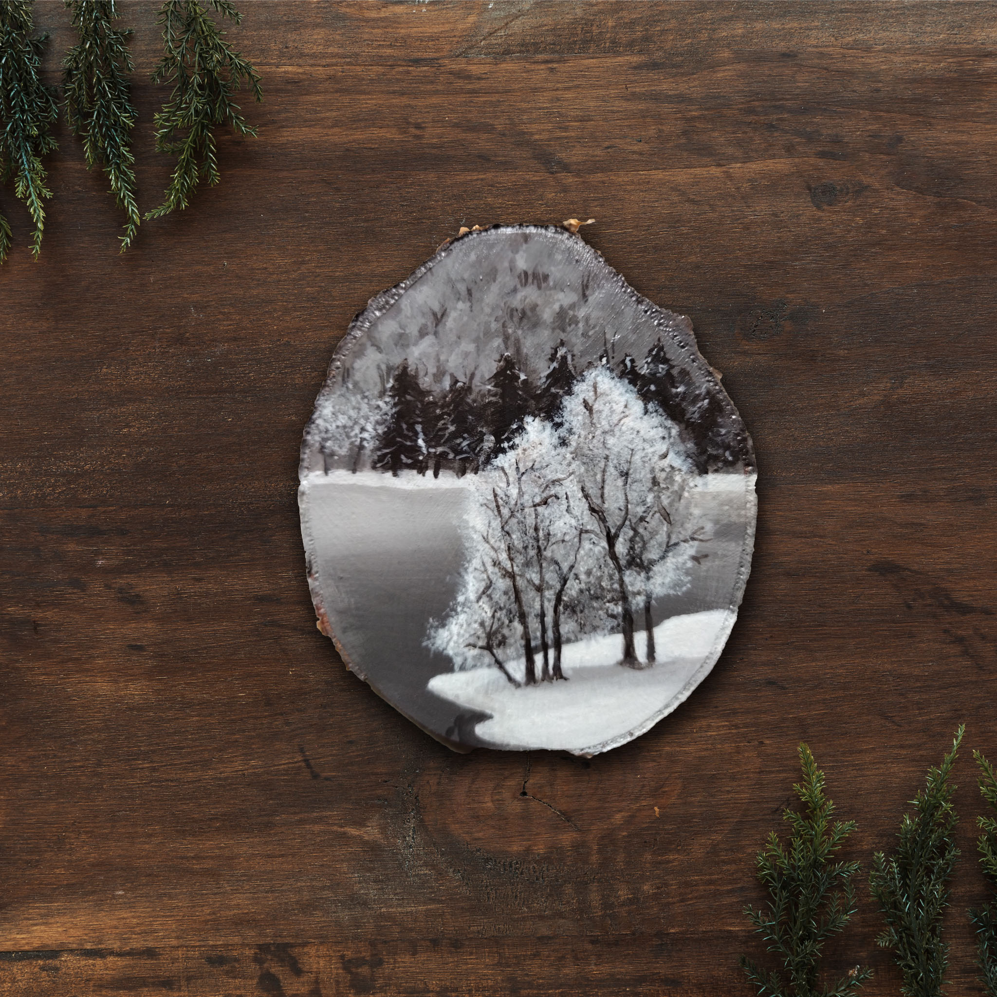 Rondin de bois peint à la main, peinture sur bois, forêt neige ambiance hiver avec sapins