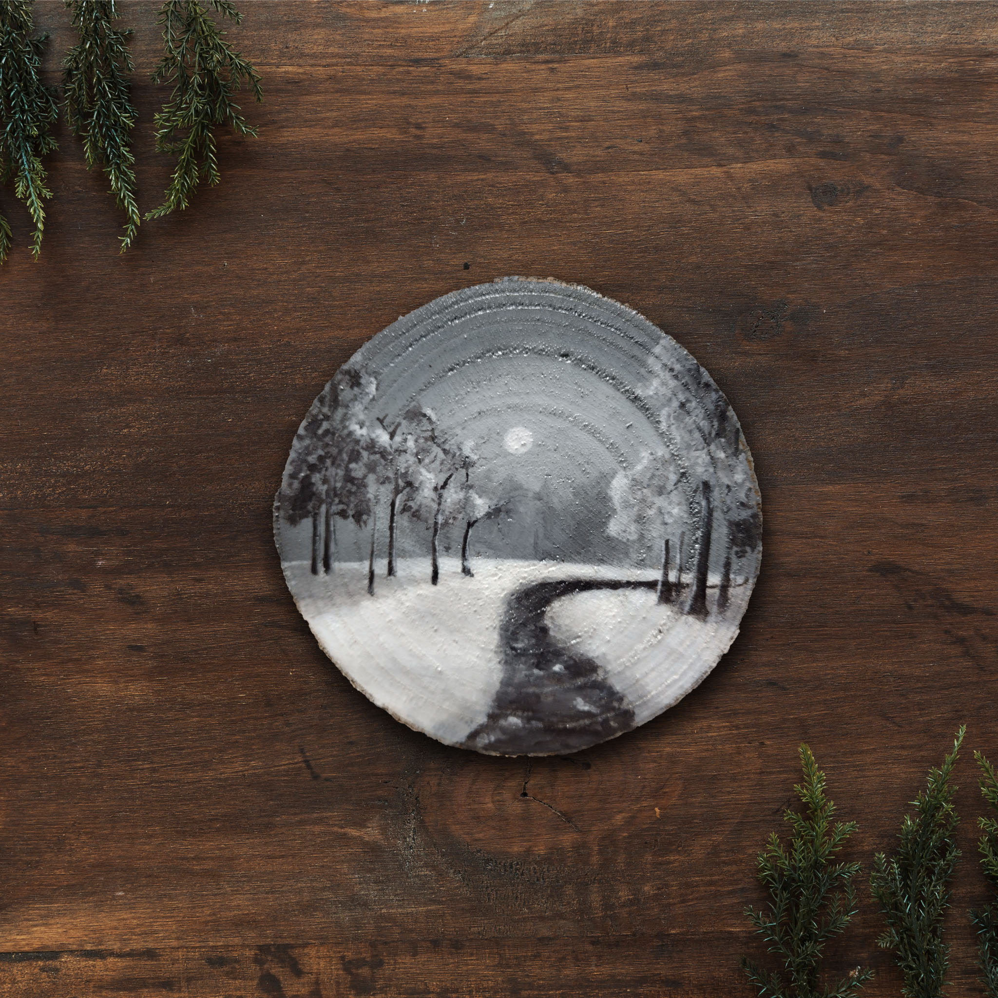 Rondin de bois peint à la main, peinture sur bois, lit de neige avec chemin hiver